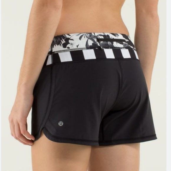 Lululemon Athletica Groovy Run Shorts Black Straightup Stripe Brisk Bloom Size 6 - Picture 2 of 12